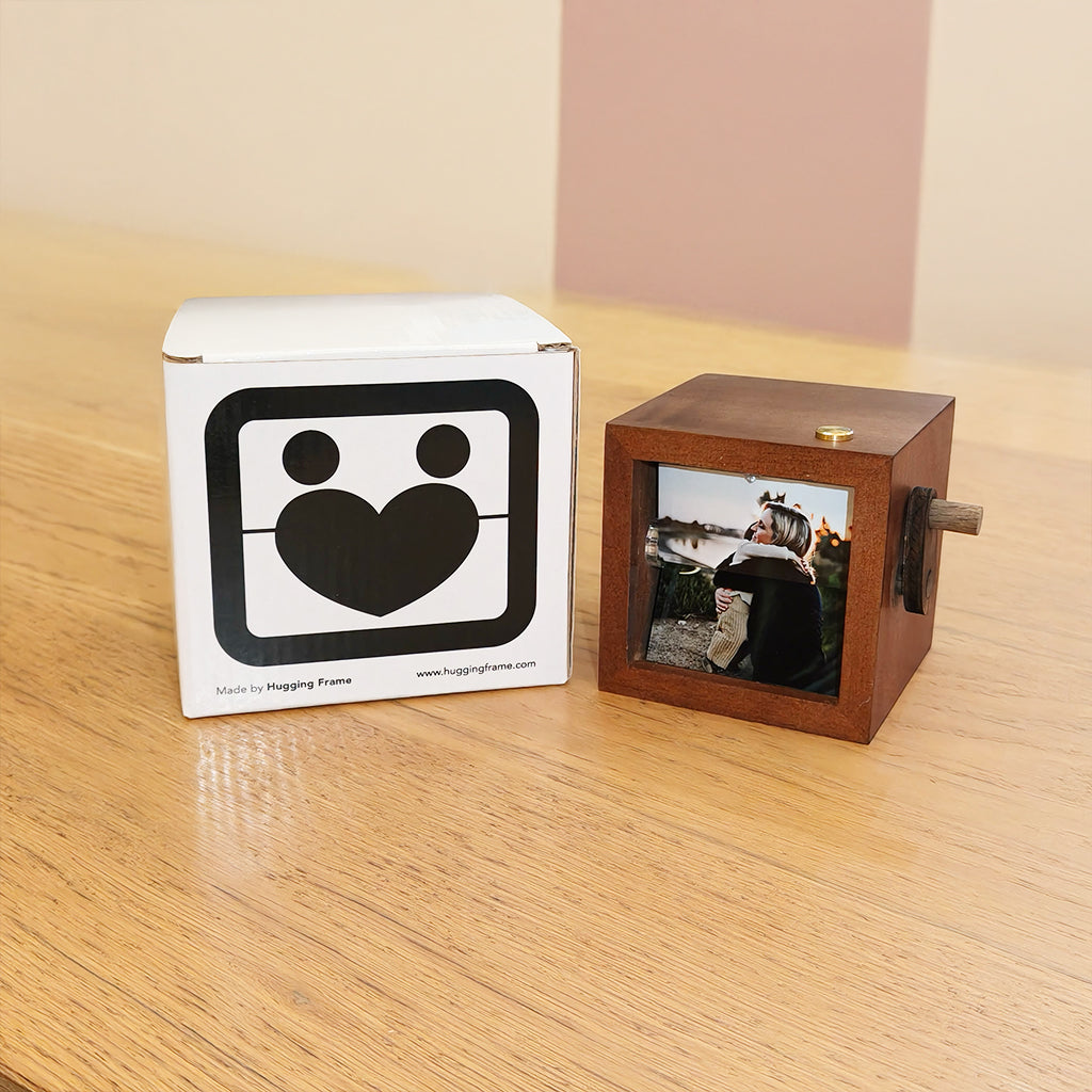 HuggingFrame - Hand-Crank Animation Machine with Hugging Animation, Long Distance Gift For Boyfriend/ Girlfriend/ Family