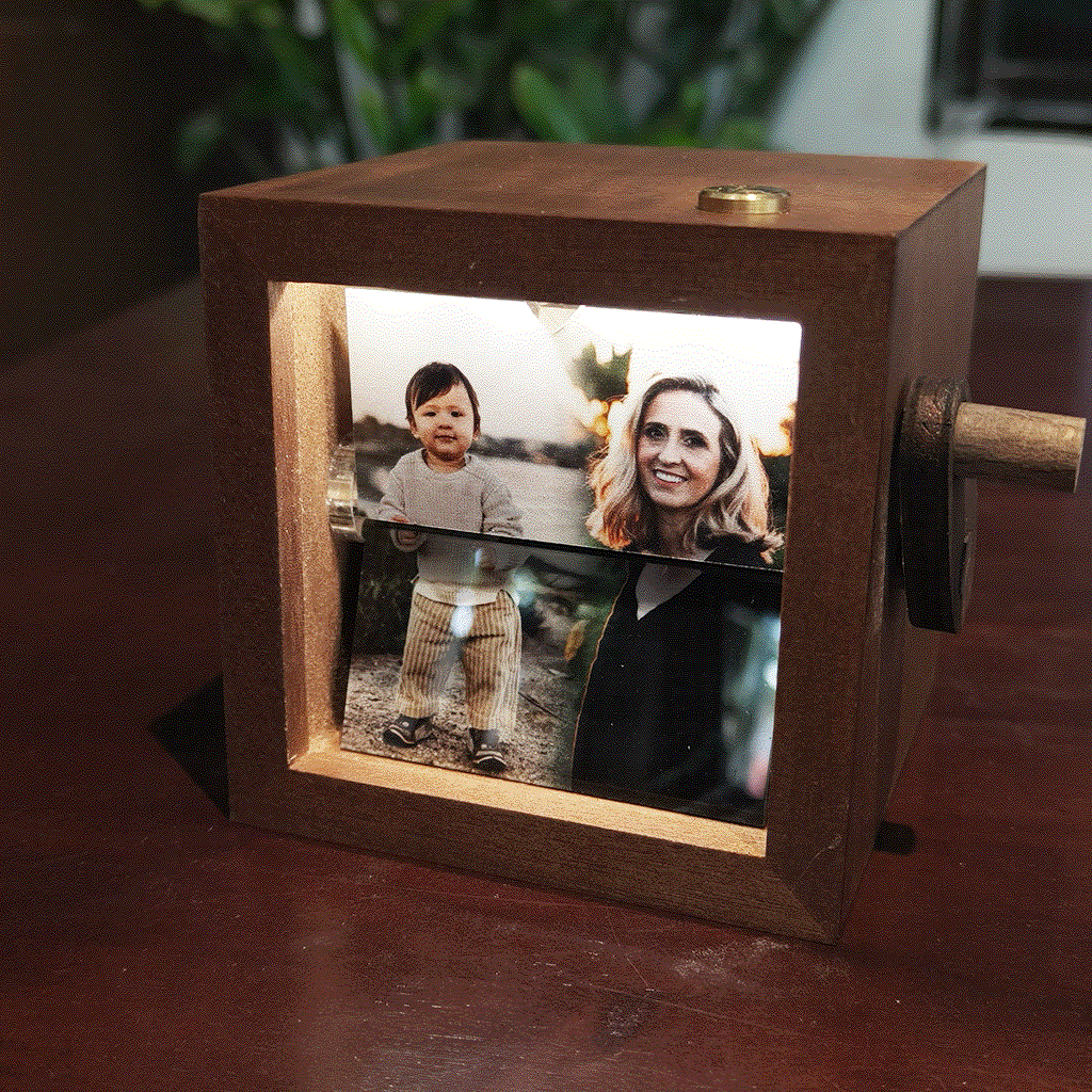 HuggingFrame - Hand-Crank Animation Machine with Hugging Animation, Long Distance Gift For Boyfriend/ Girlfriend/ Family